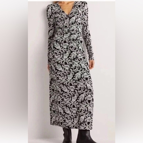 Boden Dresses & Skirts - Boden Monochrome Floral Long Sleeve Dress With Flattering Ruching